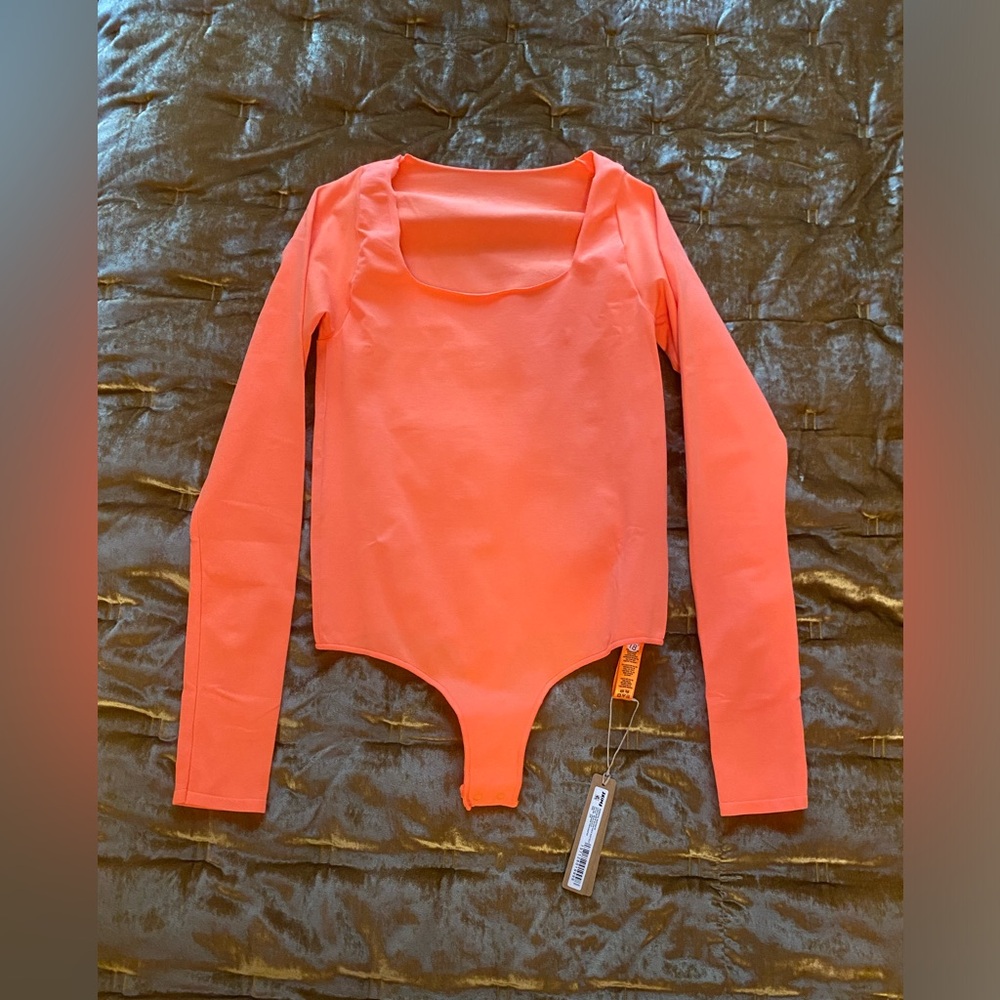 NWT SKIMS: ESSENTIAL LONG SLEEVE SCOOP NECK BODYSUIT